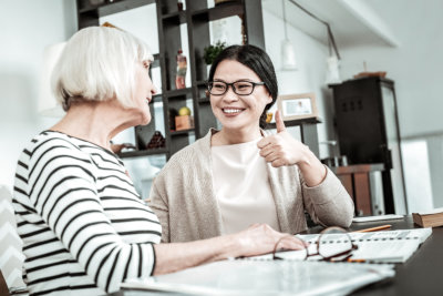 aide talking to an elderly woman